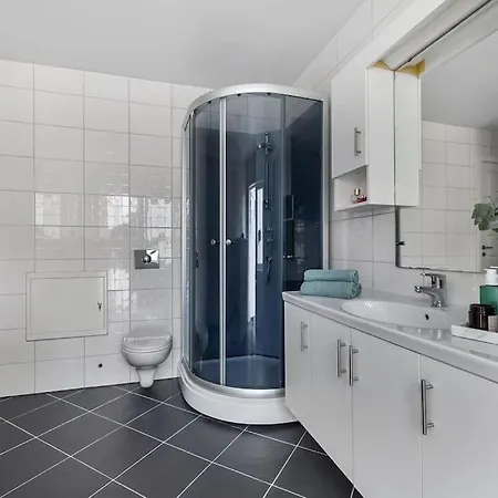 Dinbnb I 2 Balconies I Newly Renovated I Urban Location * Μπέργκεν