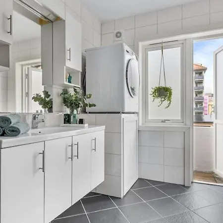 Apartman Dinbnb I 2 Balconies I Newly Renovated I Urban Location *