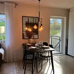 Dinbnb I 2 Balconies I Newly Renovated I Urban Location Apartmán *