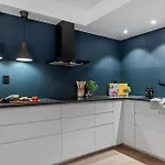 Apartment Dinbnb I 2 Balconies I Newly Renovated I Urban Location *