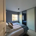 Dinbnb I 2 Balconies I Newly Renovated I Urban Location *