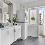 Apartmán Dinbnb I 2 Balconies I Newly Renovated I Urban Location *