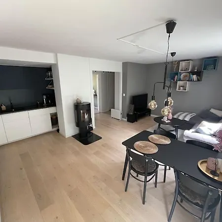 Dinbnb I 2 Balconies I Newly Renovated I Urban Location Apartmán