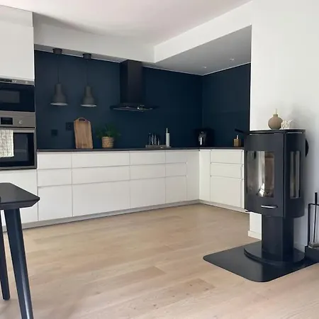 Apartment Dinbnb I 2 Balconies I Newly Renovated I Urban Location *