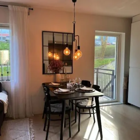 Dinbnb I 2 Balconies I Newly Renovated I Urban Location Apartment *