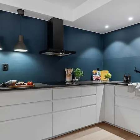 Apartment Dinbnb I 2 Balconies I Newly Renovated I Urban Location *