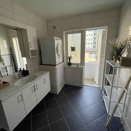 Dinbnb I 2 Balconies I Newly Renovated I Urban Location Lejlighed